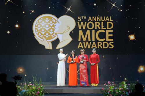 Ba-Nguyen-Thi-Anh-Hoa-Giam-doc-SDL-TP-HCM-va-Ba-Bui-Thi-Ngoc-Hieu-nhan-giai-thuong-iem-den-du-lich-MICE-hang-dau-Chau-A-Asias-Best-MICE-Destination-Diem-den-ve-du-lich-khen-thuong-hang-dau-Chau-A-Asias-Best-